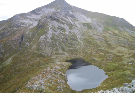 Wee lochan in front of Binnein Mor