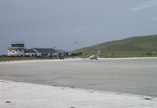 Aircraft in front of terminal