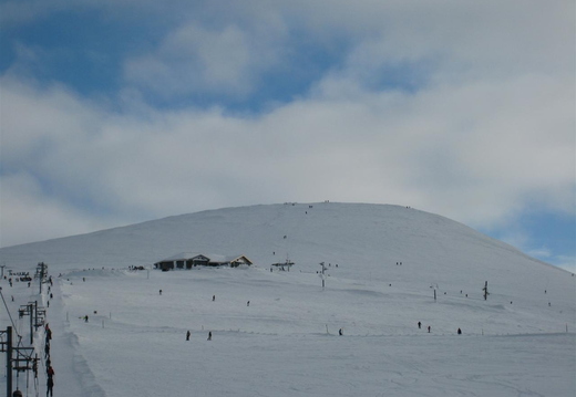 Folk hiking to summit