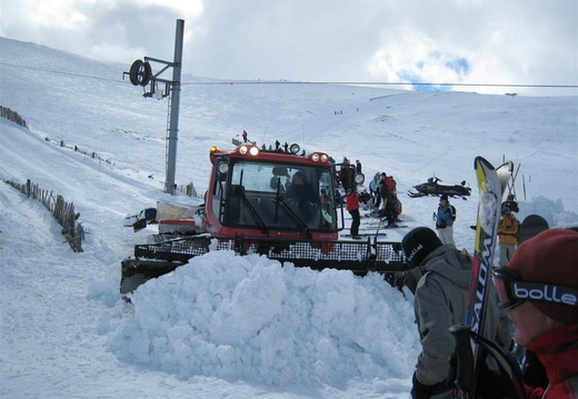 Piste bully at bottem of WWP uptrack