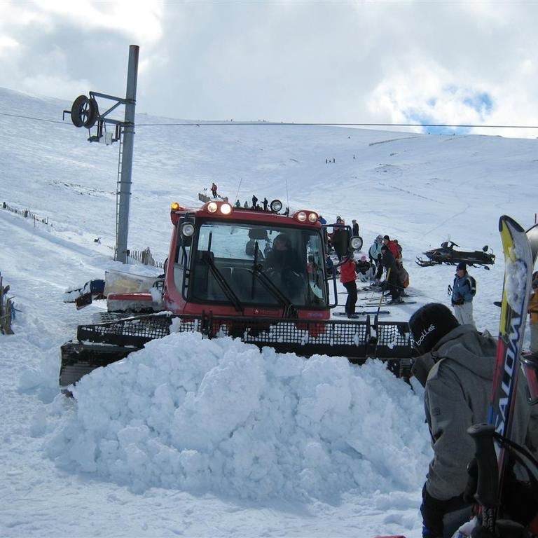 Piste bully at bottem of WWP uptrack