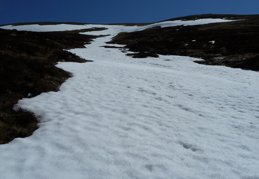 This ribbon of snow down to 700M made for a quick decent!