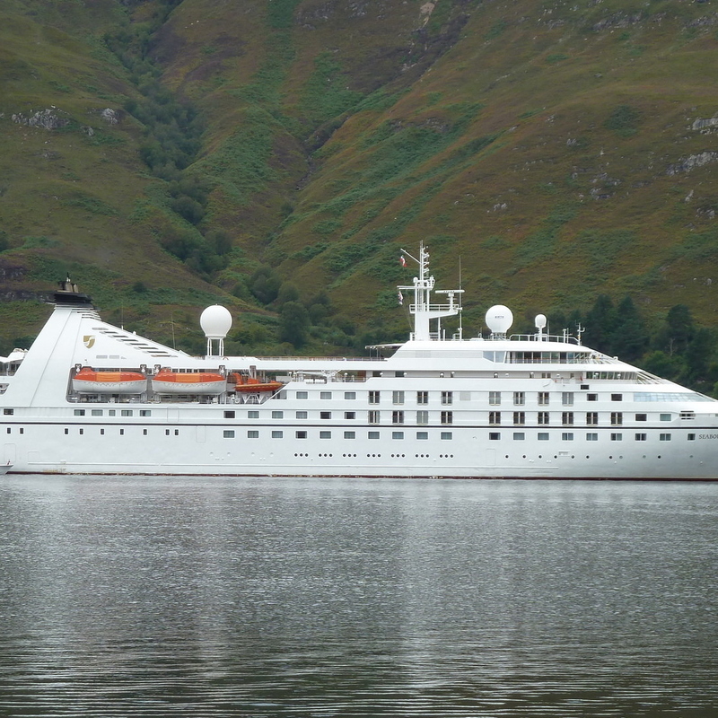 Posh boat at Fort Bill