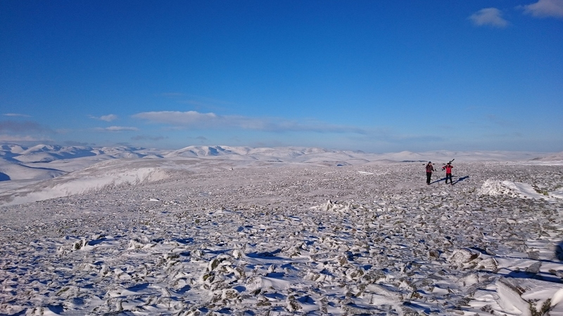 Poor cover initially on way to Carn an Tuirc,  but then skiable to Bealach (snow/heather mix)