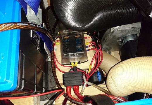 Heavy guage wire coupler and fuse box closeup