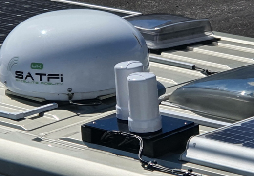 New 4G/5G and WiFi antennas connected to Teltonika Rutx11 router