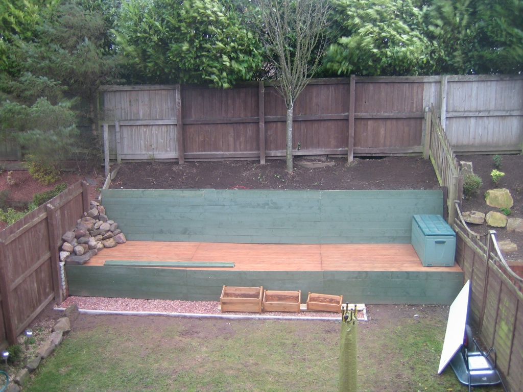 Chopped off the ruddy posts, got to stick down some ground cover and chippings up the top to stop the weeds!